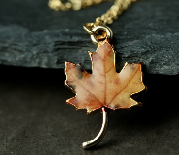 Blatt Kette Ahorn emailliert mit vergoldeter Sterling Silber Kette